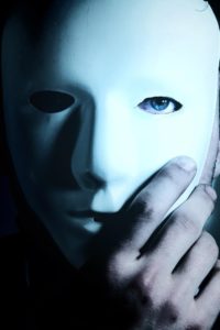 visage derrière un masque